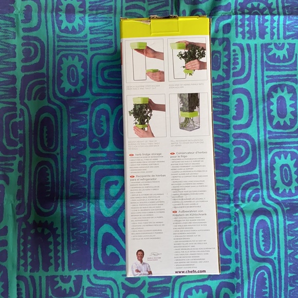 Chef’n Herbfresh Keeps Herbs Fresh Longer - Picture 3 of 11